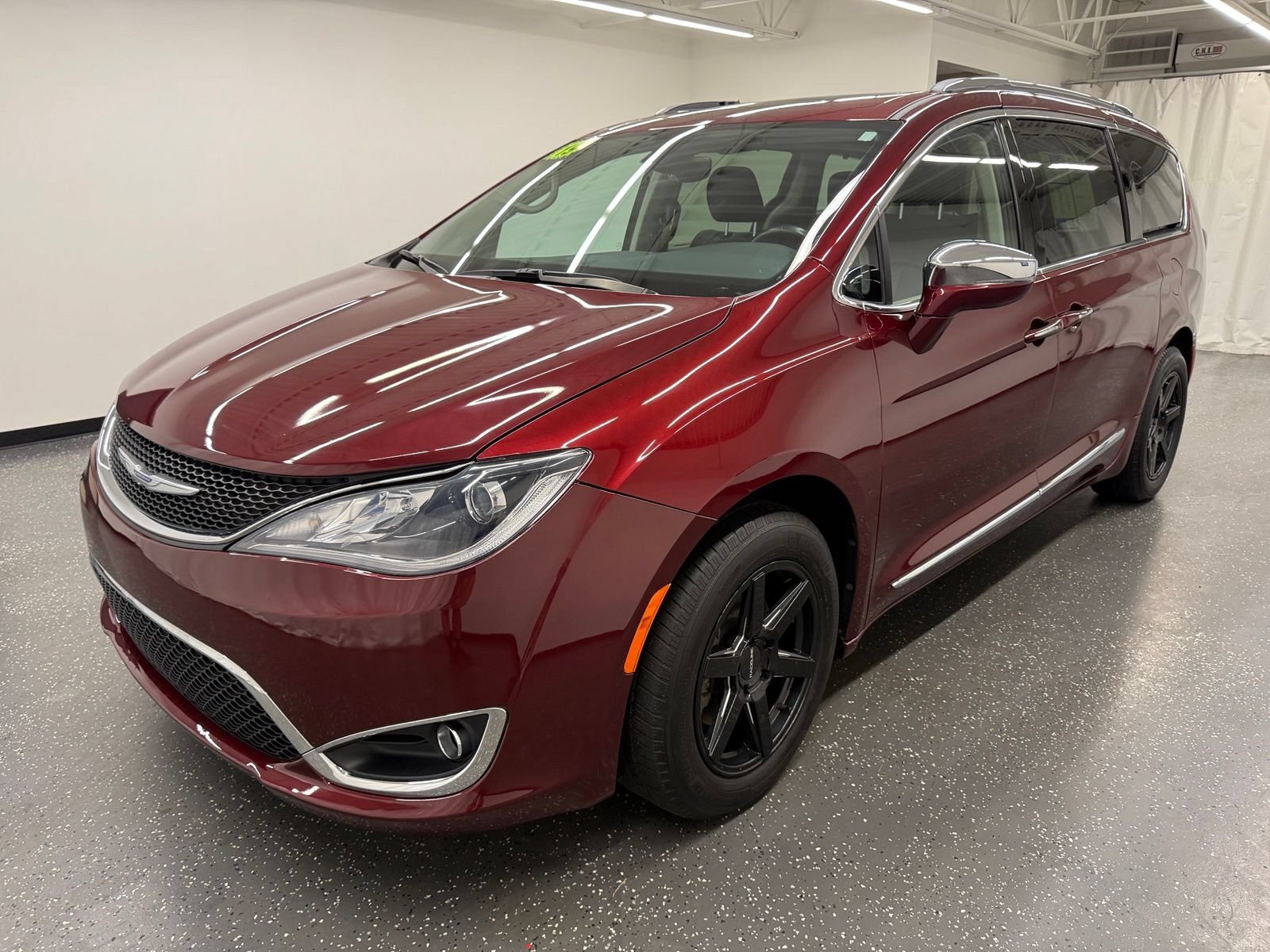 Used 2019 Chrysler Pacifica Limited w/ Tire & Wheel Group FWD image 4
