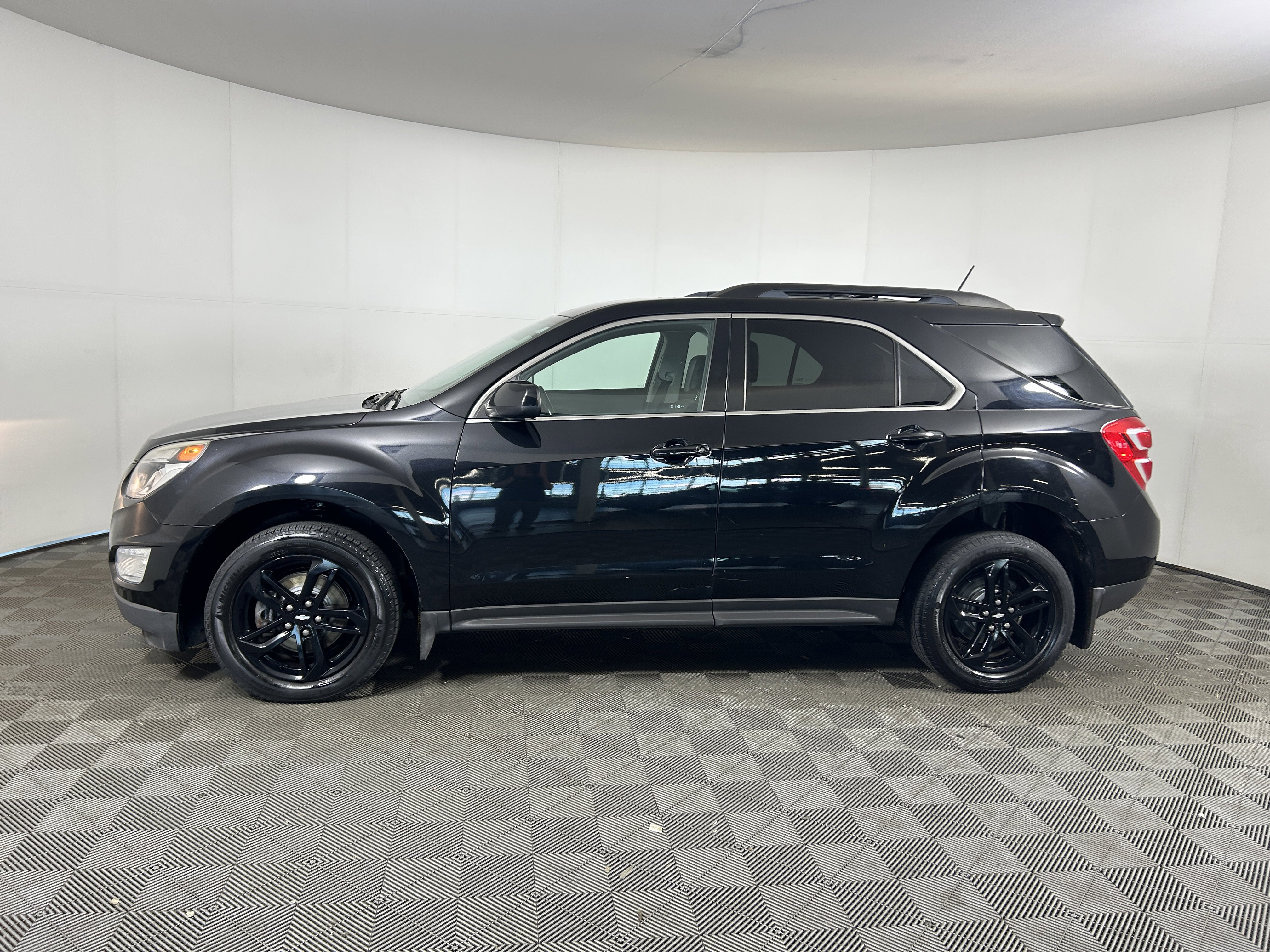Used 2017 Chevrolet Equinox LT w/ Midnight Edition AWD/4WD image 2