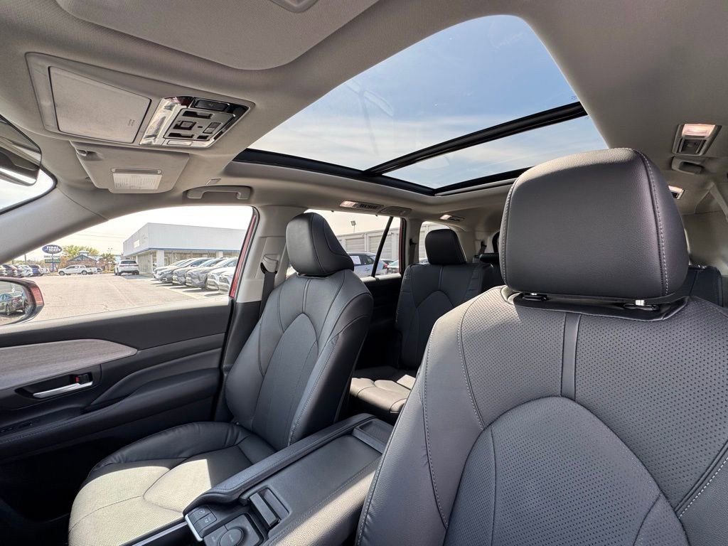 Used 2024 Toyota Grand Highlander Limited image 19