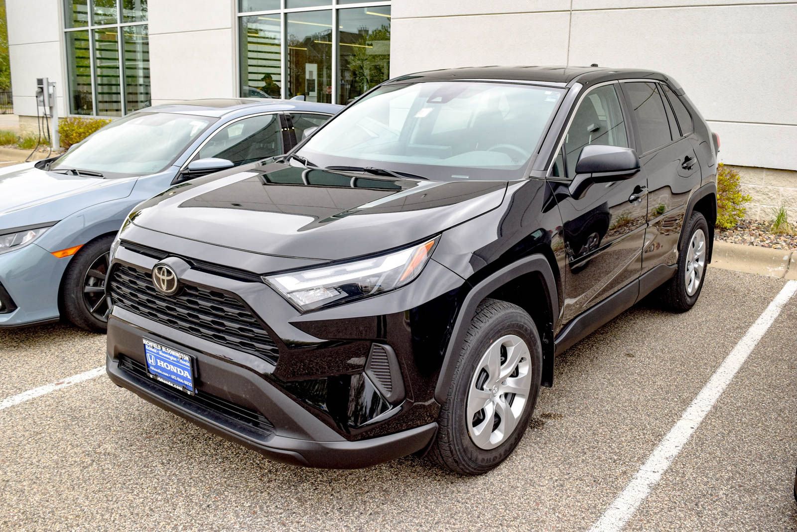 Used 2023 Toyota RAV4 LE AWD/4WD image 1
