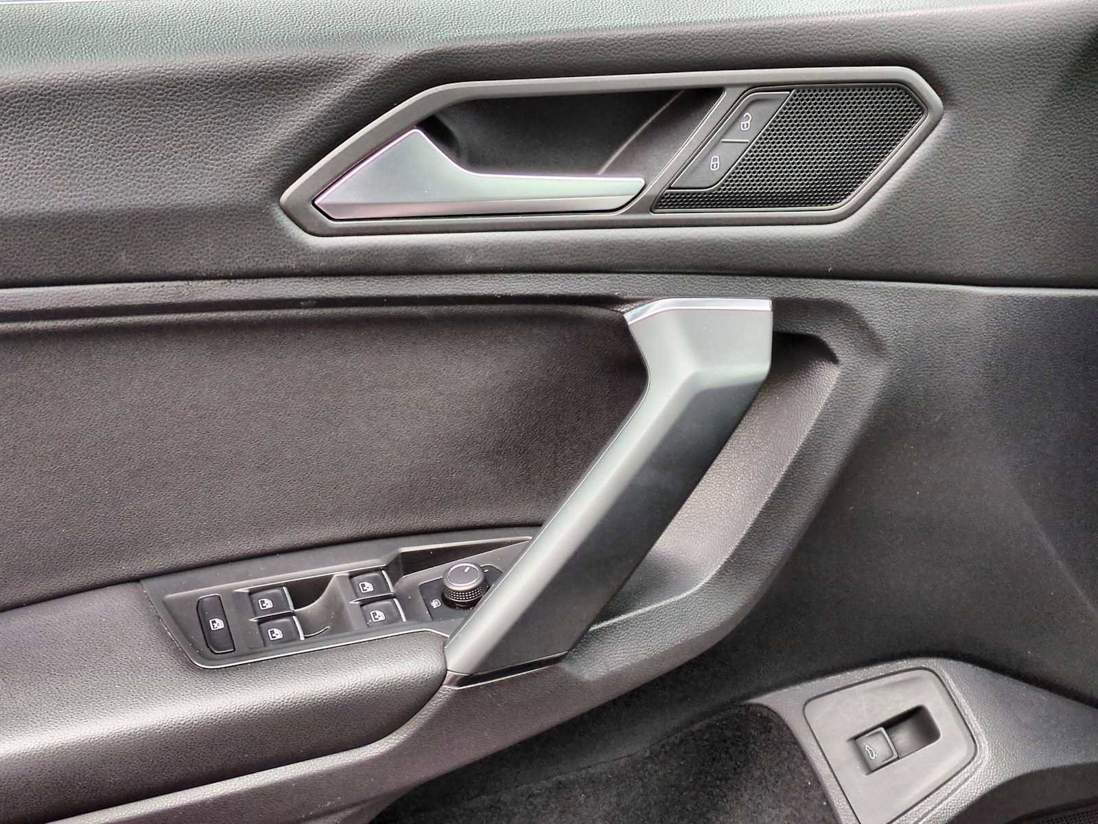 Used 2019 Volkswagen Tiguan SEL image 39