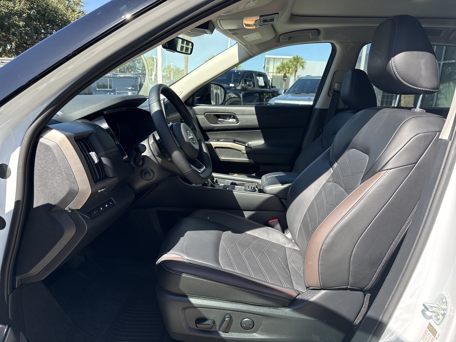 Used 2025 Nissan Pathfinder Platinum w/ Cargo Package AWD/4WD image 49