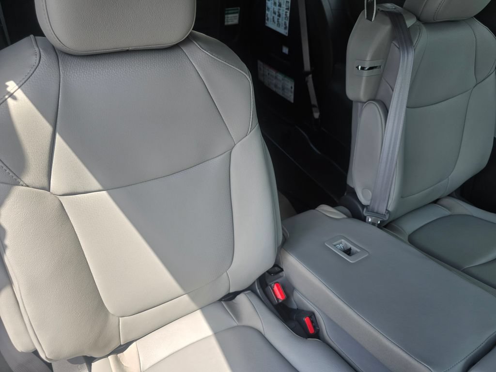 Used 2025 Toyota Sienna XLE FWD image 23