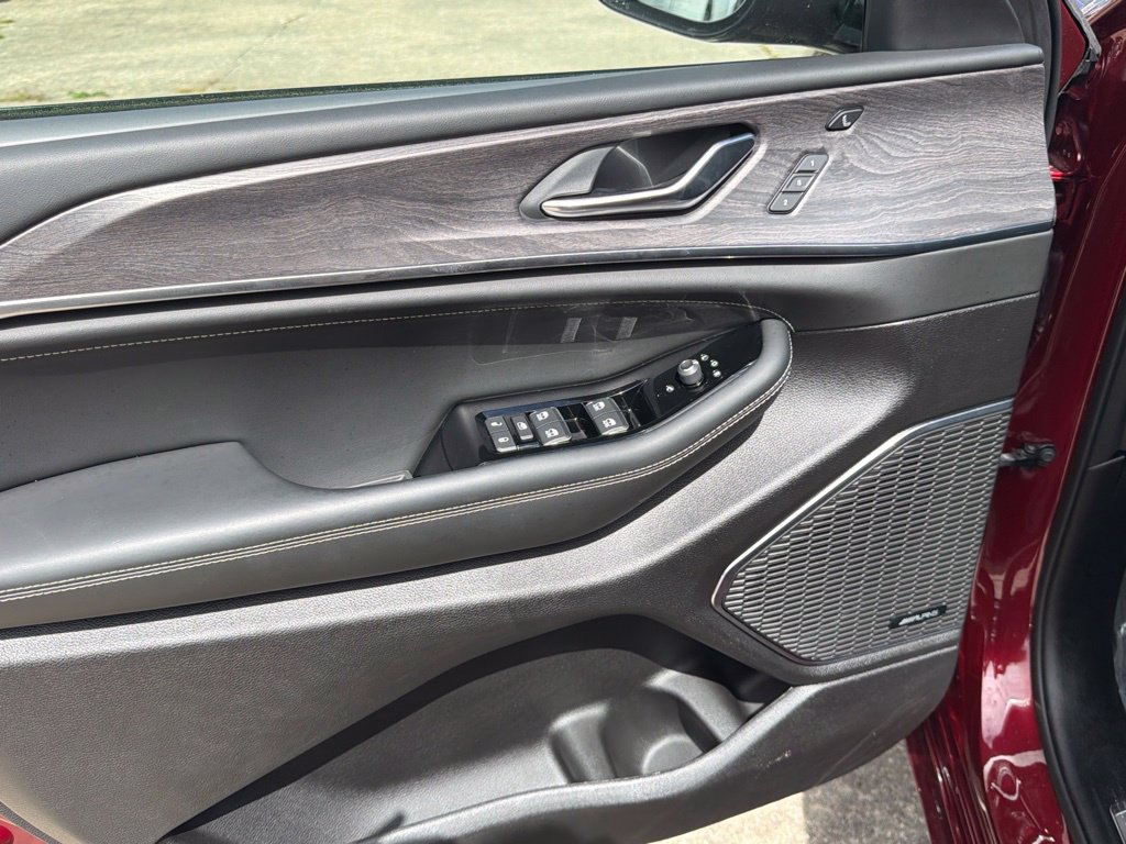 Used 2024 Jeep Grand Cherokee Overland RWD image 23