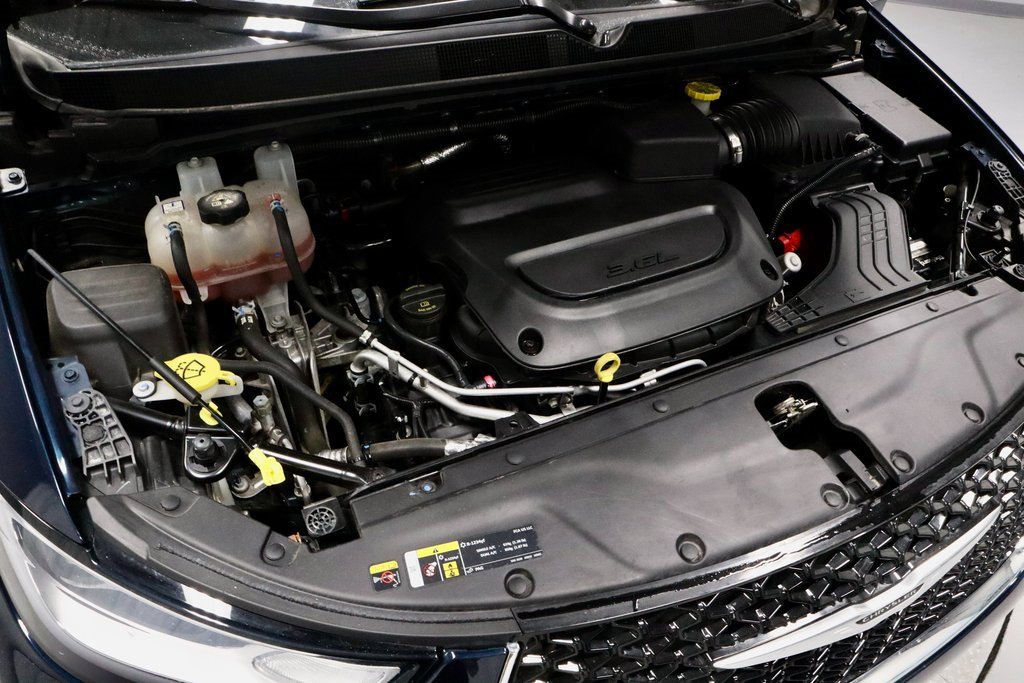 Used 2023 Chrysler Pacifica Touring-L image 13