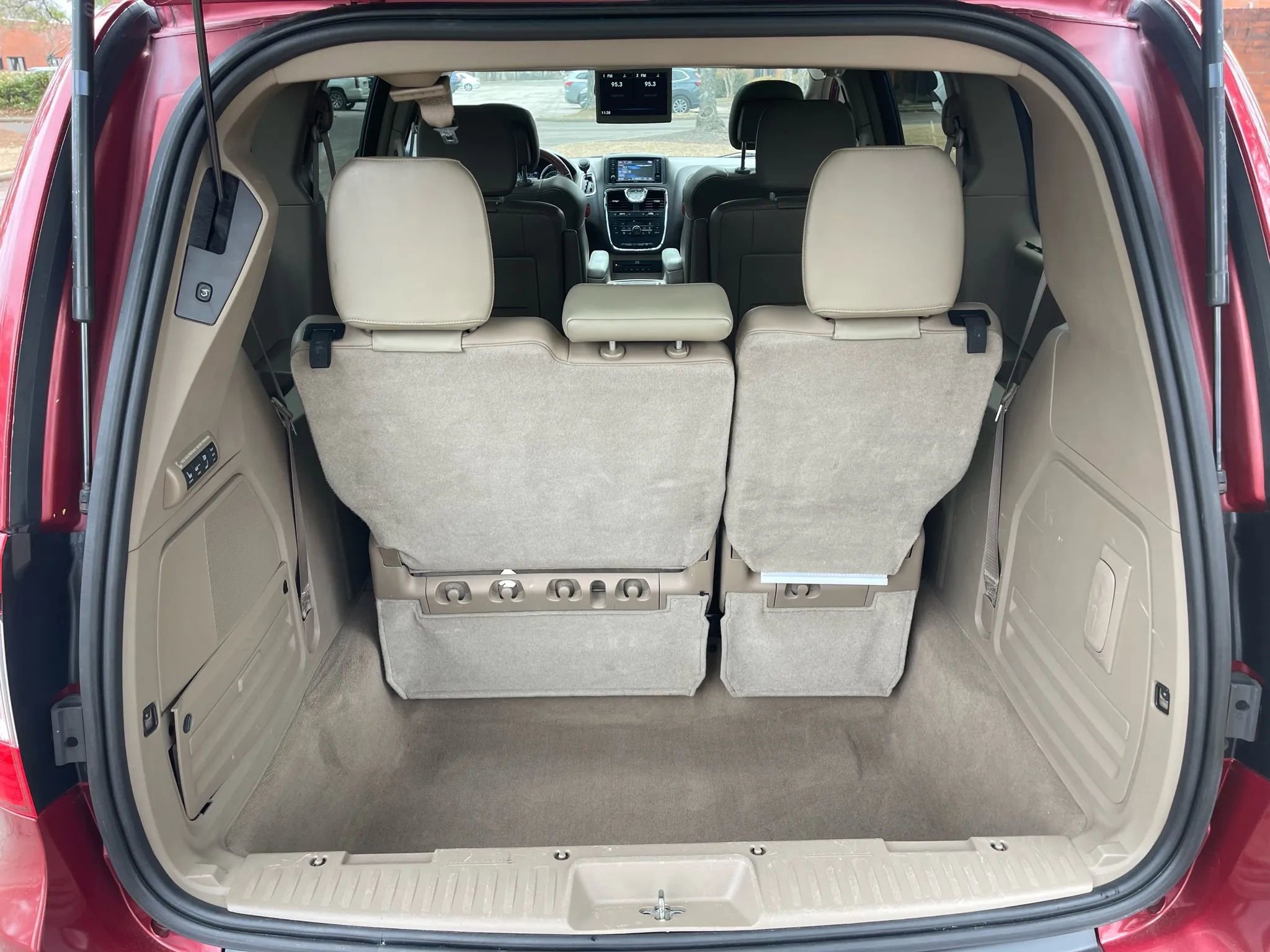 Used 2014 Chrysler Town & Country Limited w/ Luxury Group image 15