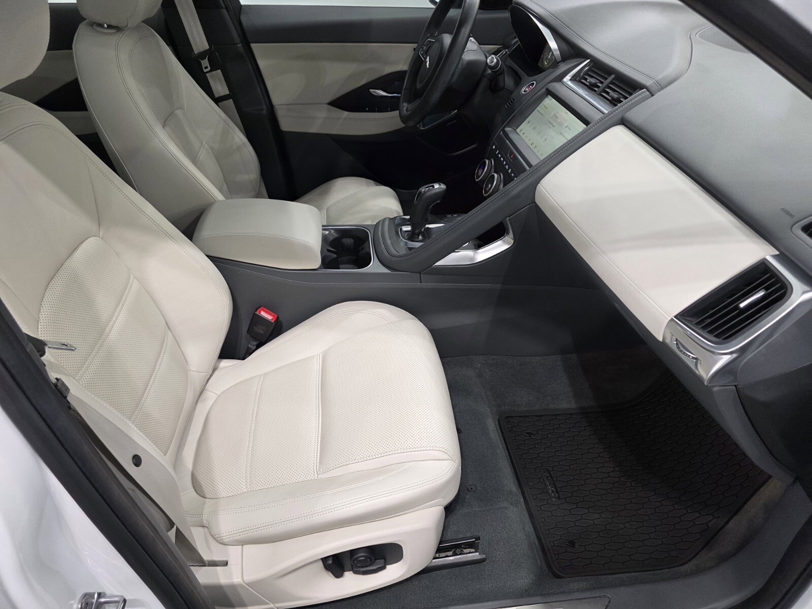 Used 2020 Jaguar E-PACE SE image 19