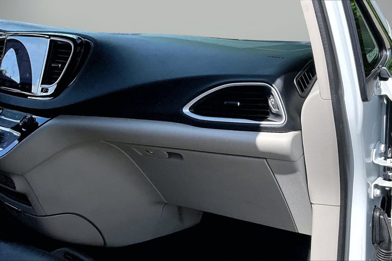 Certified 2023 Chrysler Pacifica Touring-L FWD image 19