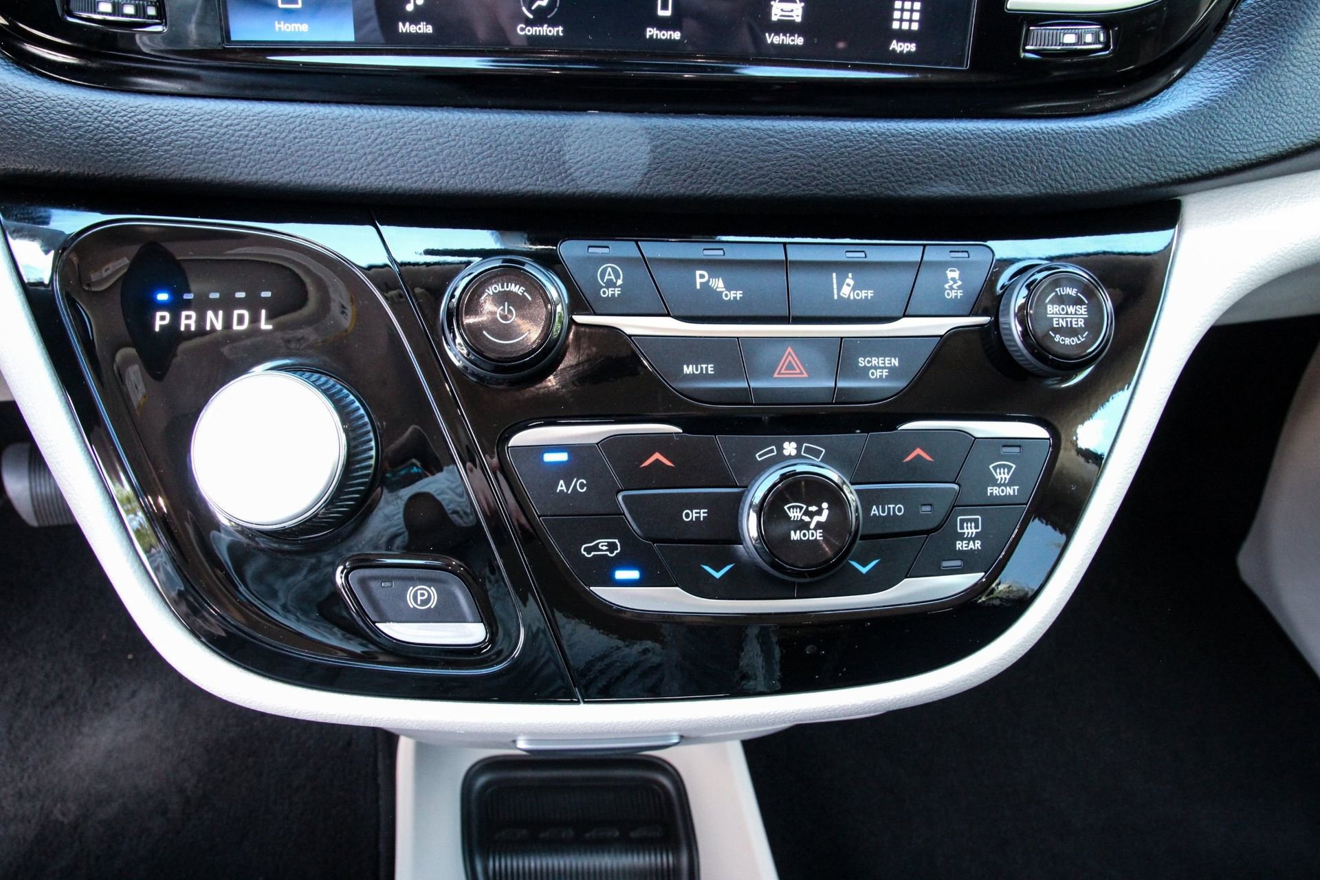 Used 2024 Chrysler Pacifica Touring-L image 23