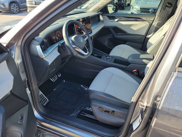 Certified 2025 Volkswagen Tiguan SE R-Line AWD/4WD image 18