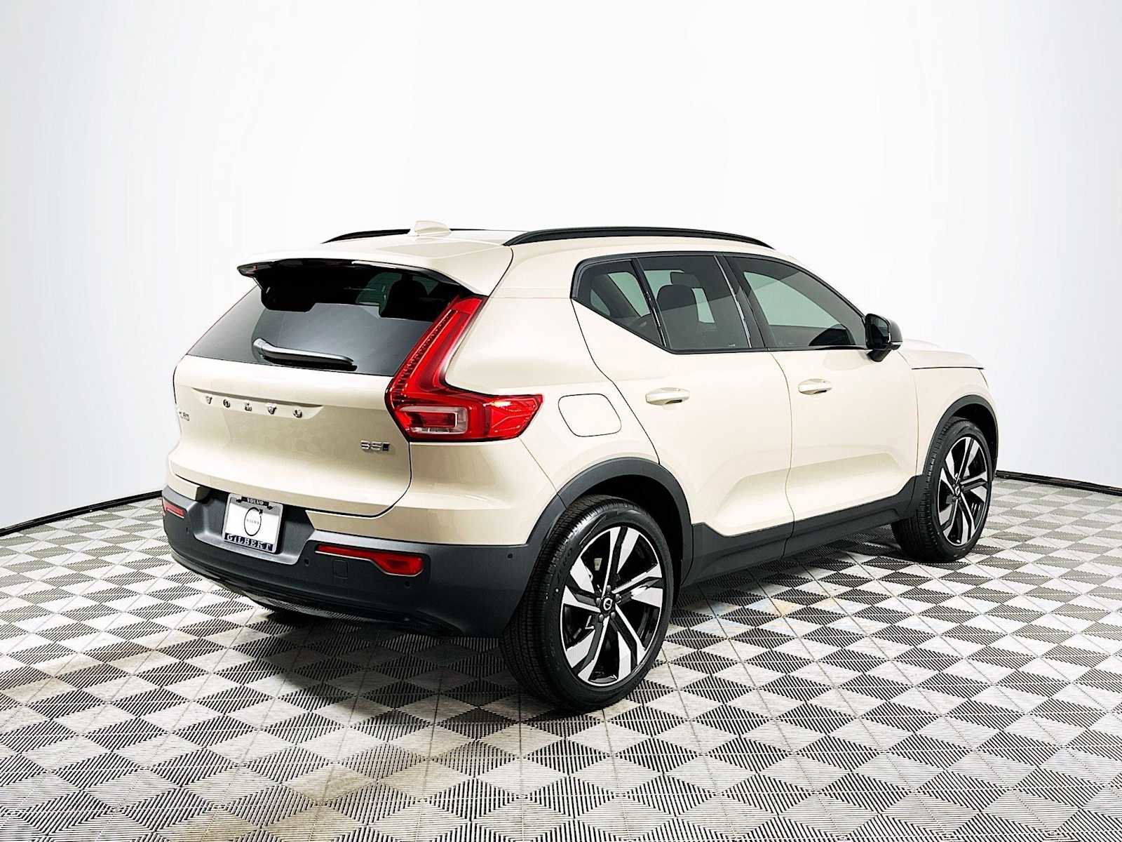 Used 2025 Volvo XC40 B5 Plus w/ Climate Package image 7