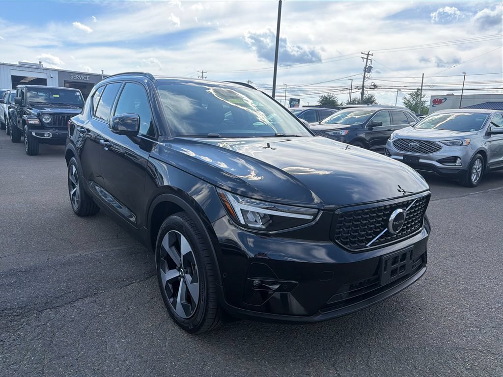 Used 2023 Volvo XC40 B5 Plus w/ Driver Assist Package AWD/4WD image 7