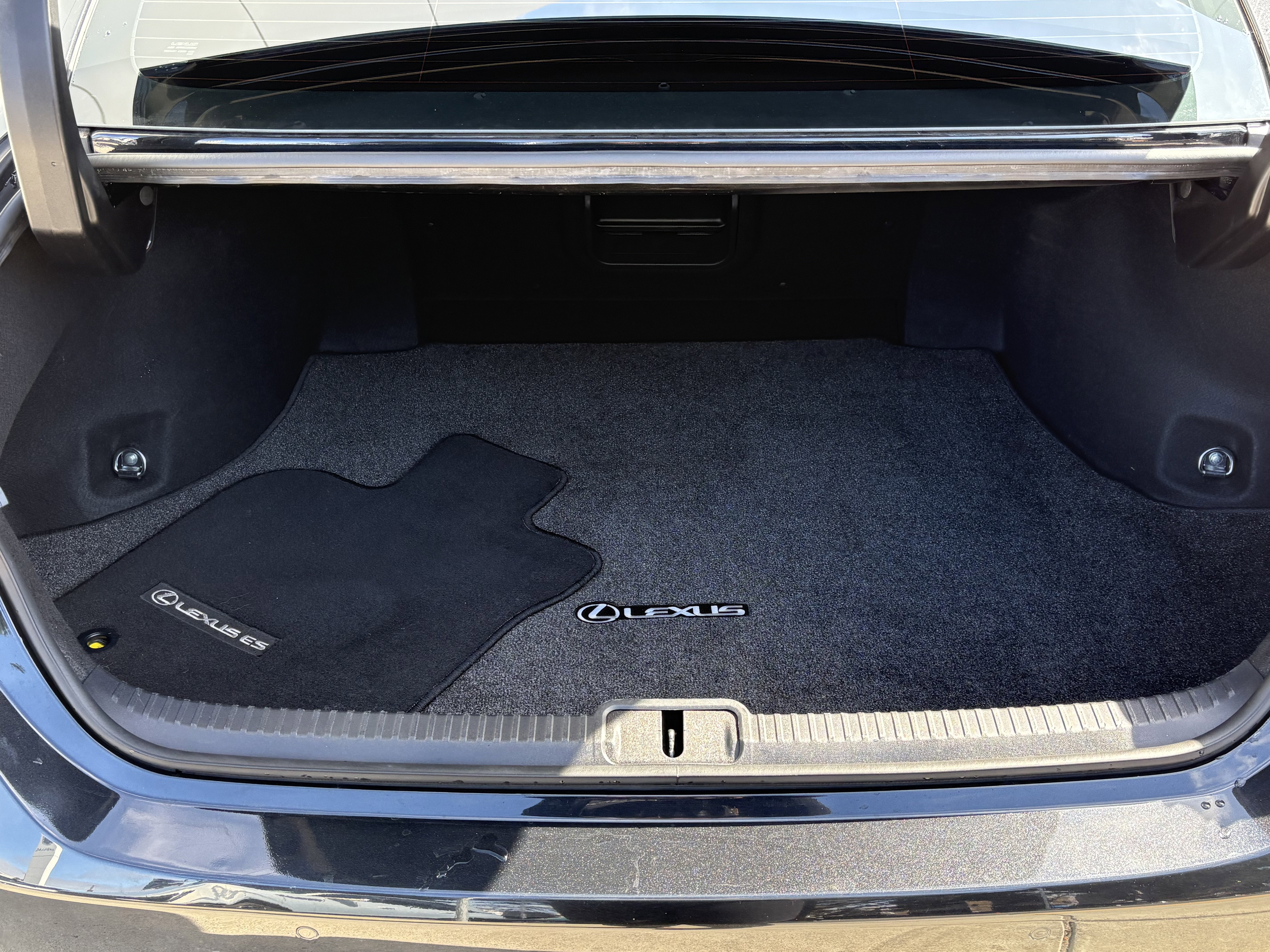 Used 2024 Lexus ES 300h w/ Premium Package image 9