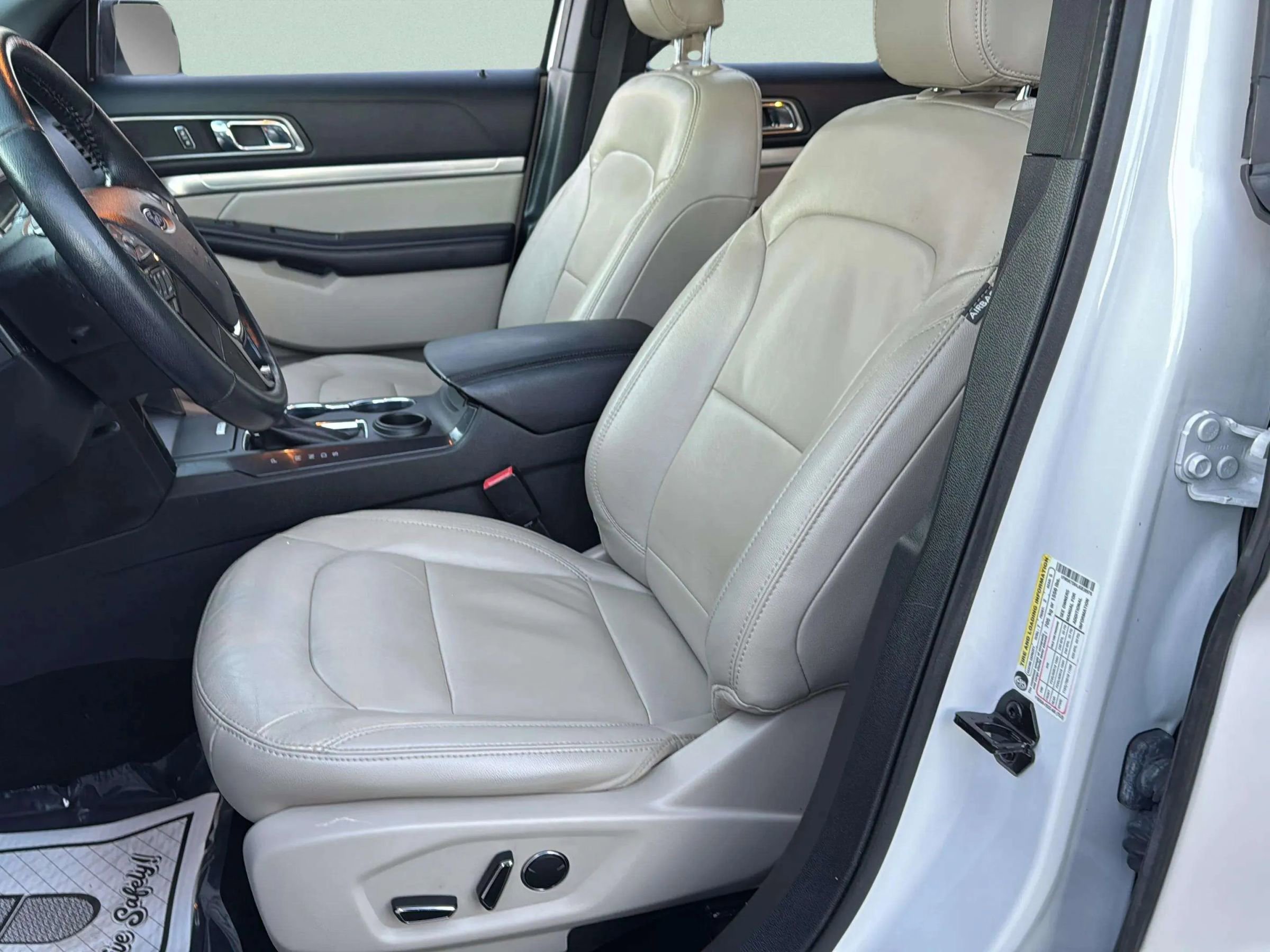 Used 2018 Ford Explorer XLT w/ Equipment Group 202A image 17