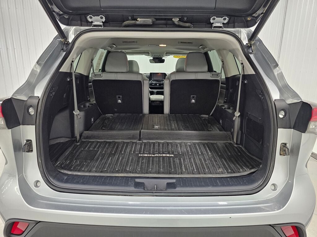 Used 2020 Toyota Highlander XLE AWD/4WD image 17