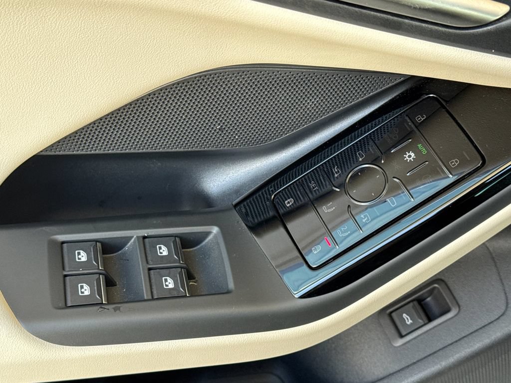 Used 2025 Audi A6 e-tron Premium RWD image 13