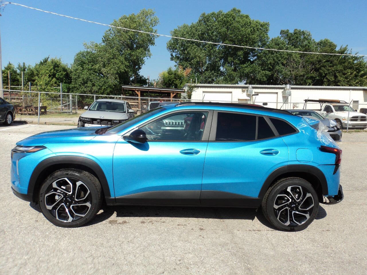 Used 2025 Chevrolet Trax RS w/ Sunroof Package image 3