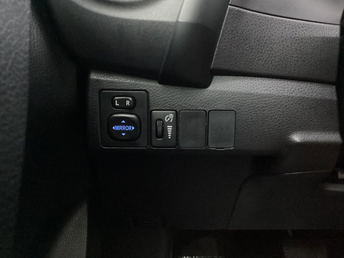 Used 2018 Toyota Corolla L FWD image 38