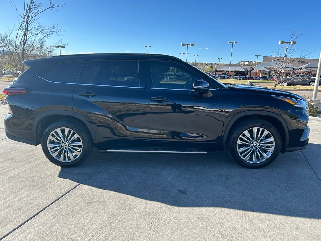 Used 2024 Toyota Highlander Platinum FWD image 9
