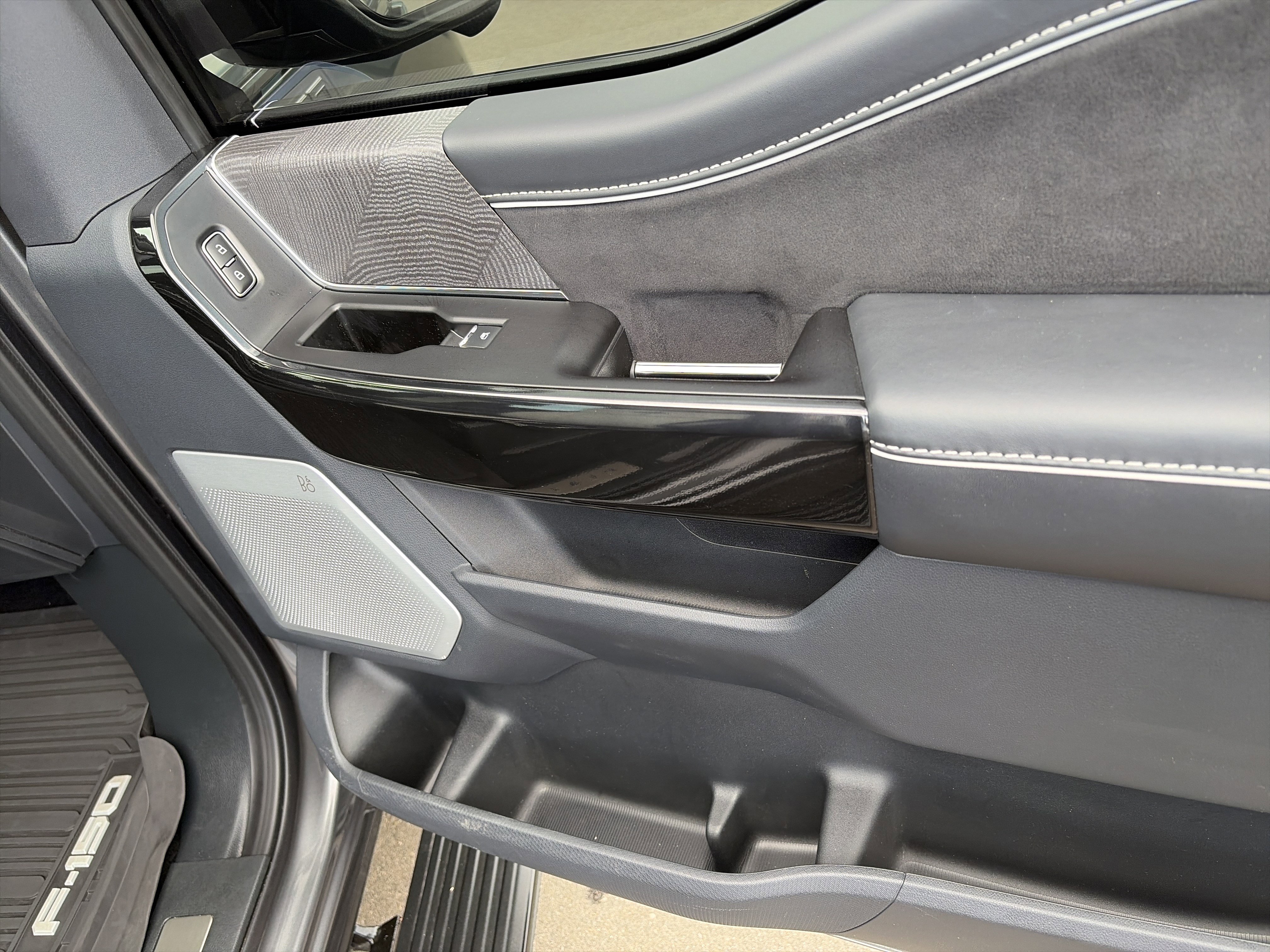 Used 2023 Ford F150 Lightning Platinum AWD/4WD image 31