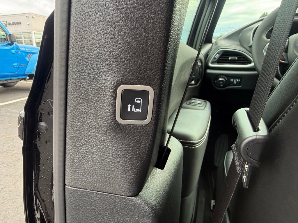 New 2026 Chrysler Pacifica Select FWD image 35