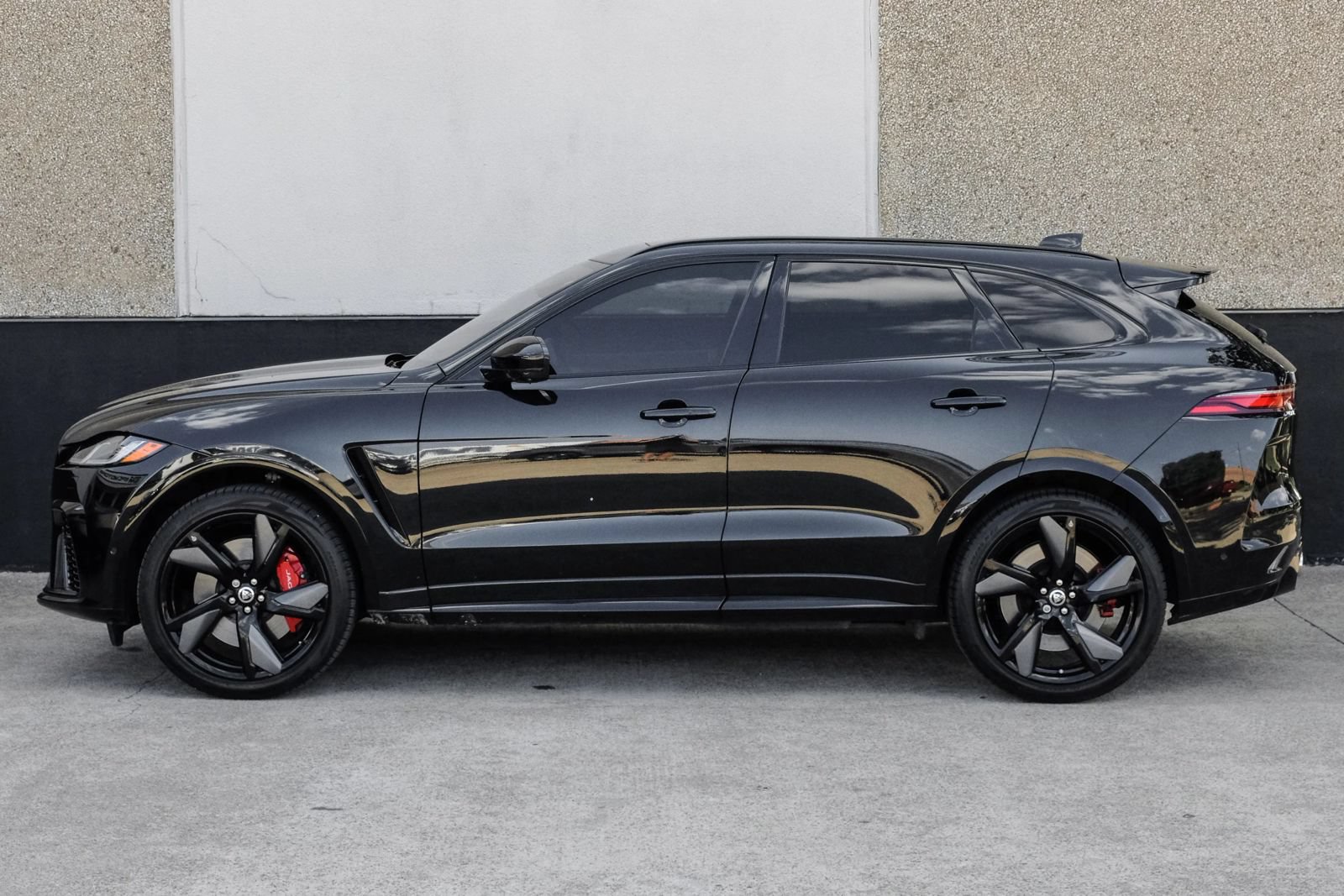 Used 2025 Jaguar F-PACE SVR AWD/4WD image 15