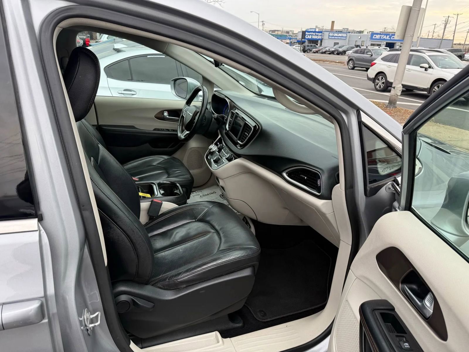 Used 2018 Chrysler Pacifica Touring-L image 7