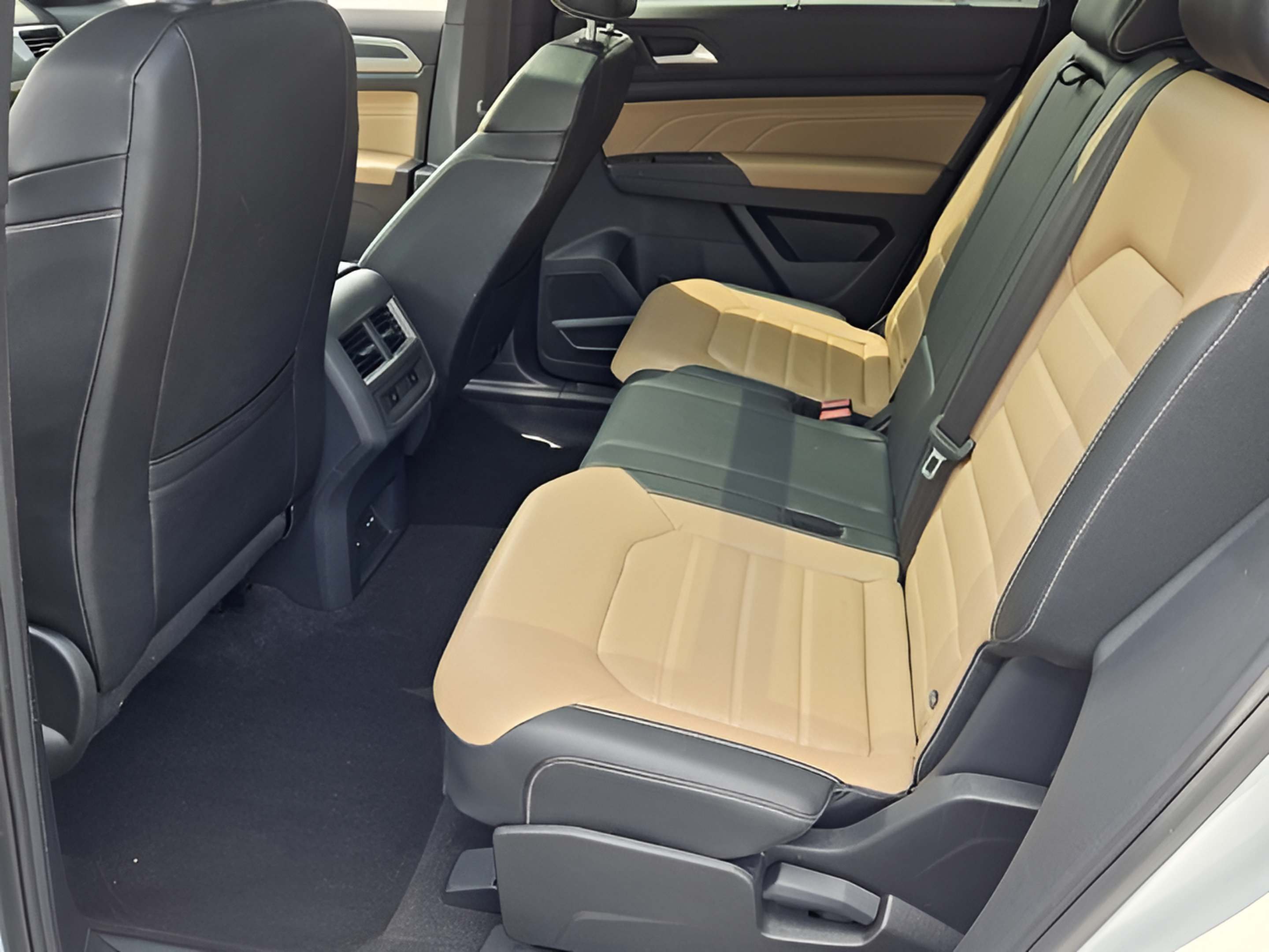 Certified 2022 Volkswagen Atlas Cross Sport SEL Premium R-Line AWD/4WD image 9
