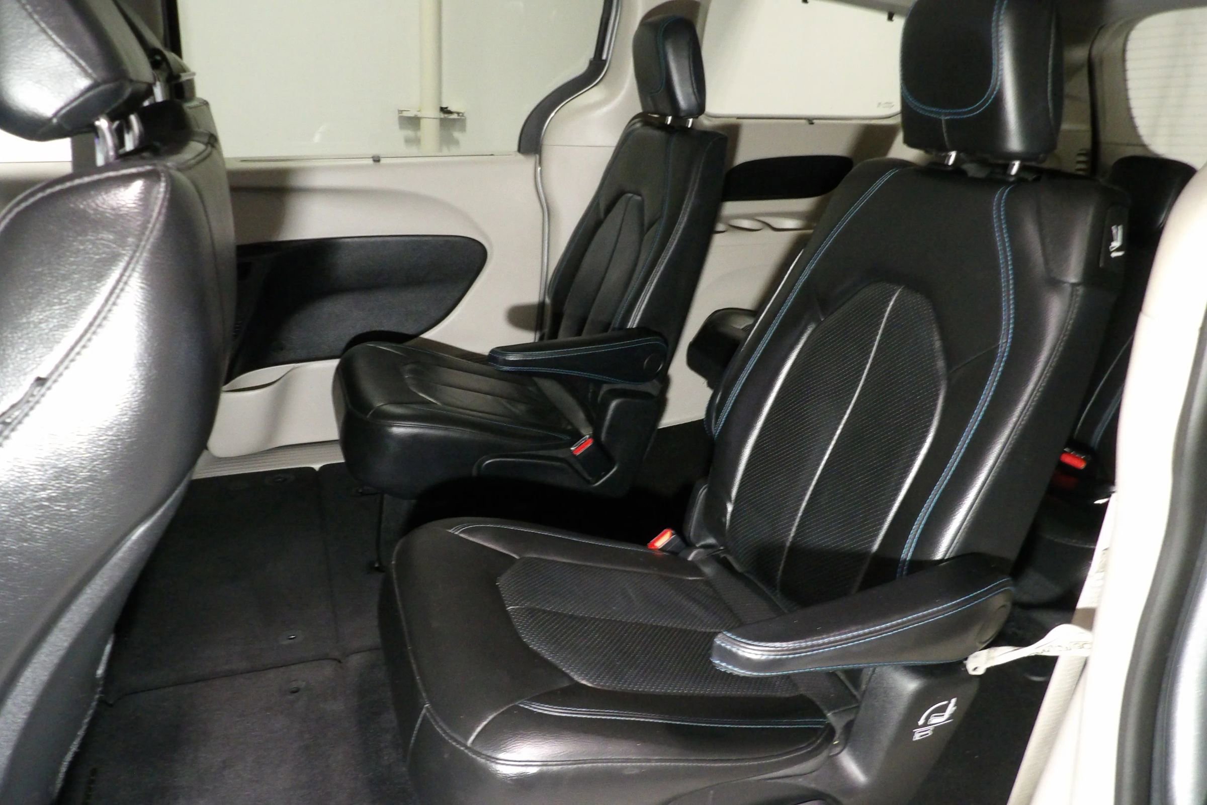 Used 2021 Chrysler Pacifica Touring-L image 15