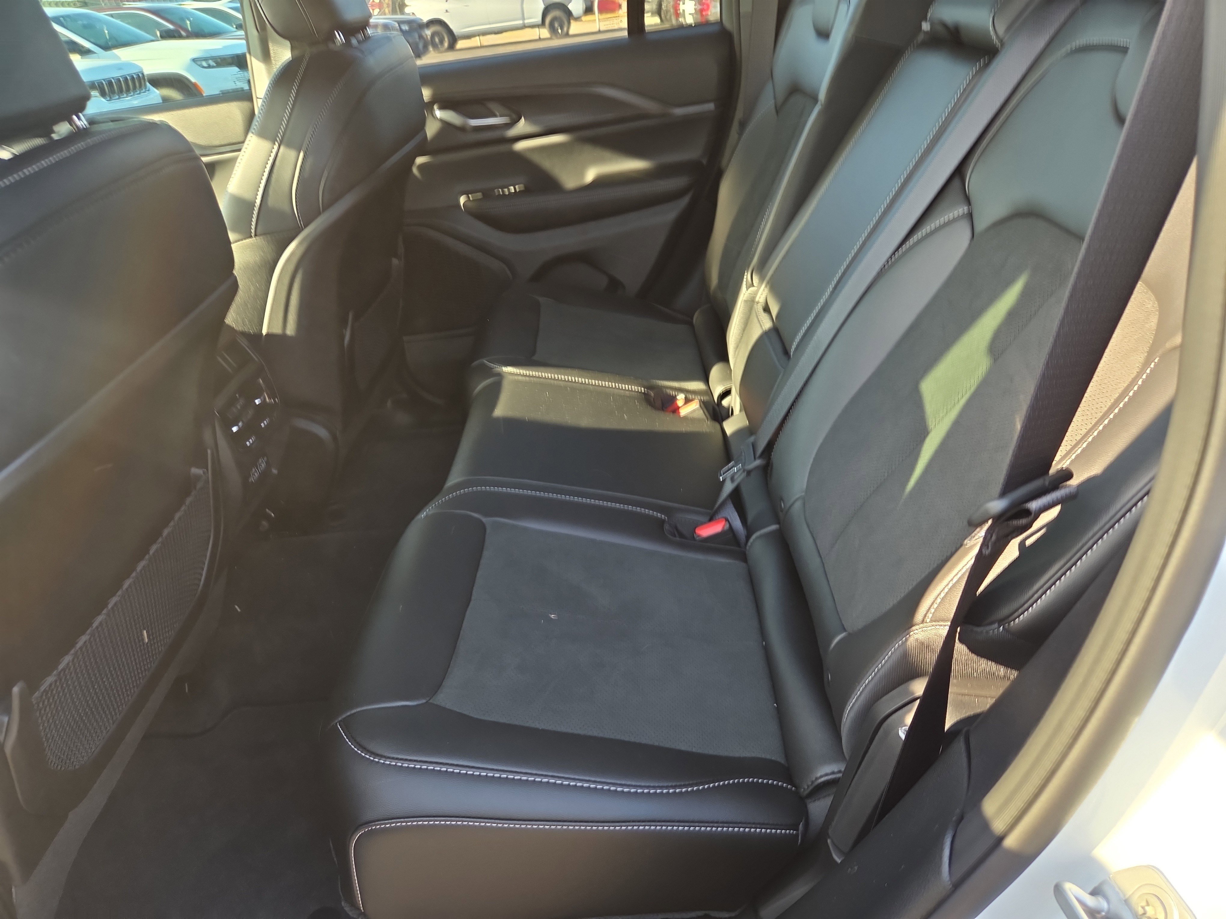 New 2025 Jeep Grand Cherokee Altitude image 6