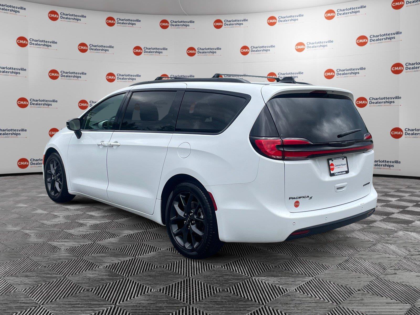 Used 2025 Chrysler Pacifica Limited FWD image 3
