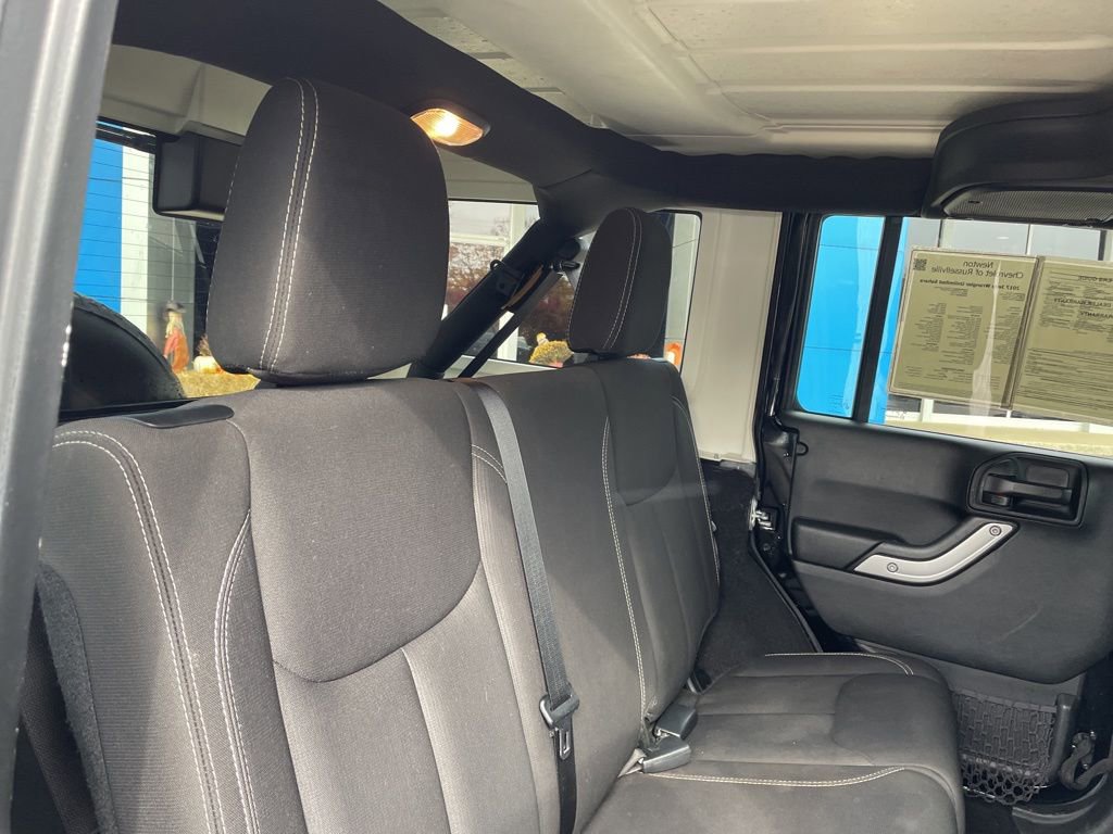 Used 2017 Jeep Wrangler Unlimited Sahara w/ Connectivity Group image 28