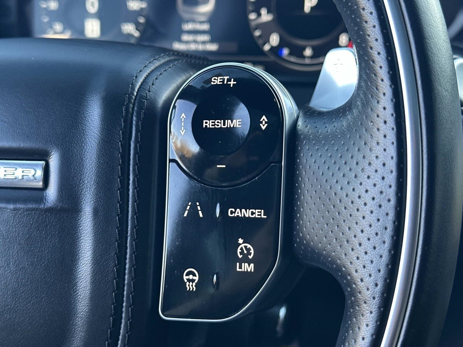 Used 2018 Land Rover Range Rover Velar R-Dynamic HSE image 16