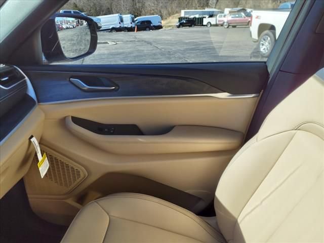 New 2025 Jeep Grand Cherokee L Limited w/ Black Appearance Package AWD/4WD image 20