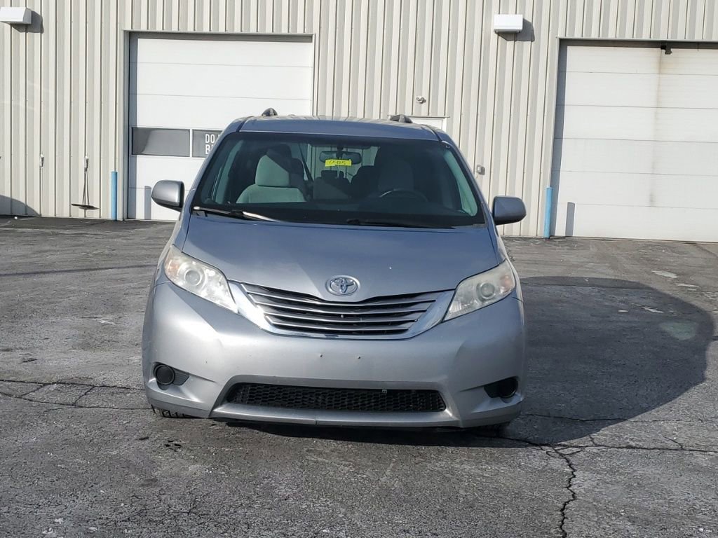 Used 2015 Toyota Sienna LE image 2