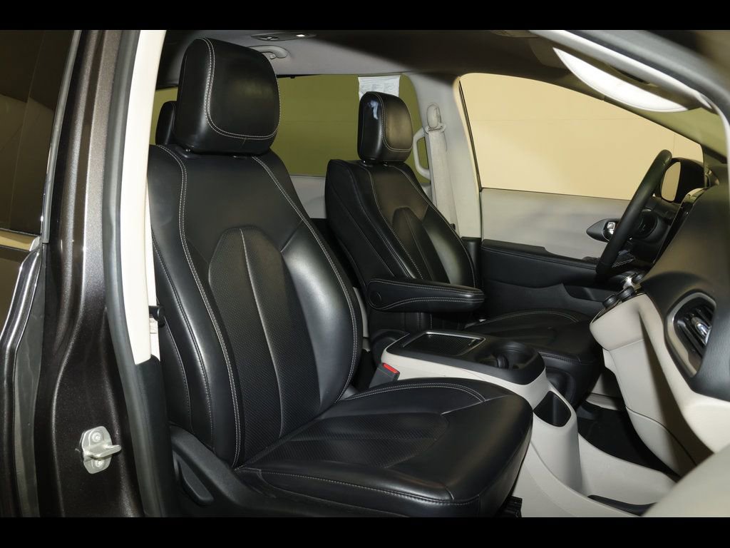 Used 2023 Chrysler Pacifica Touring-L FWD image 28