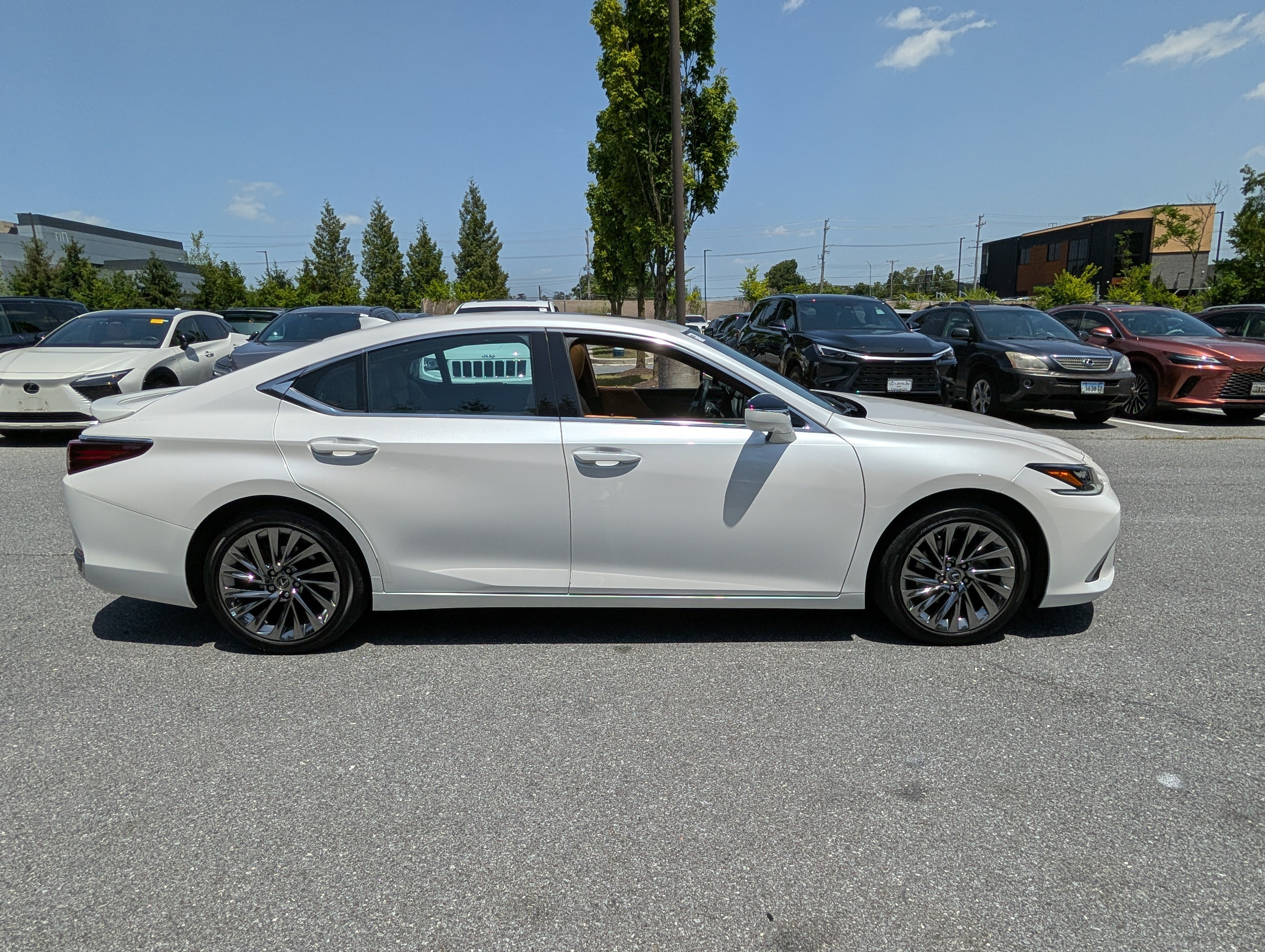 Used 2024 Lexus ES 300h Ultra Luxury w/ Accessory Package (Z2) FWD image 2
