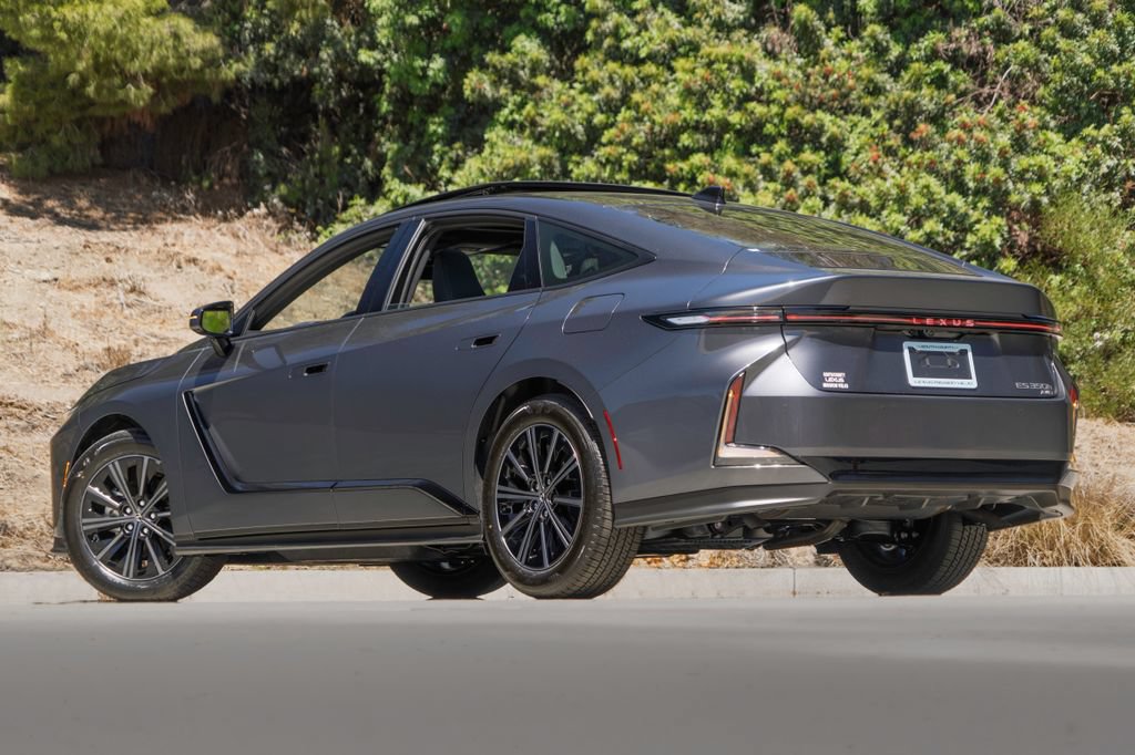 New 2026 Lexus ES 350h AWD image 2