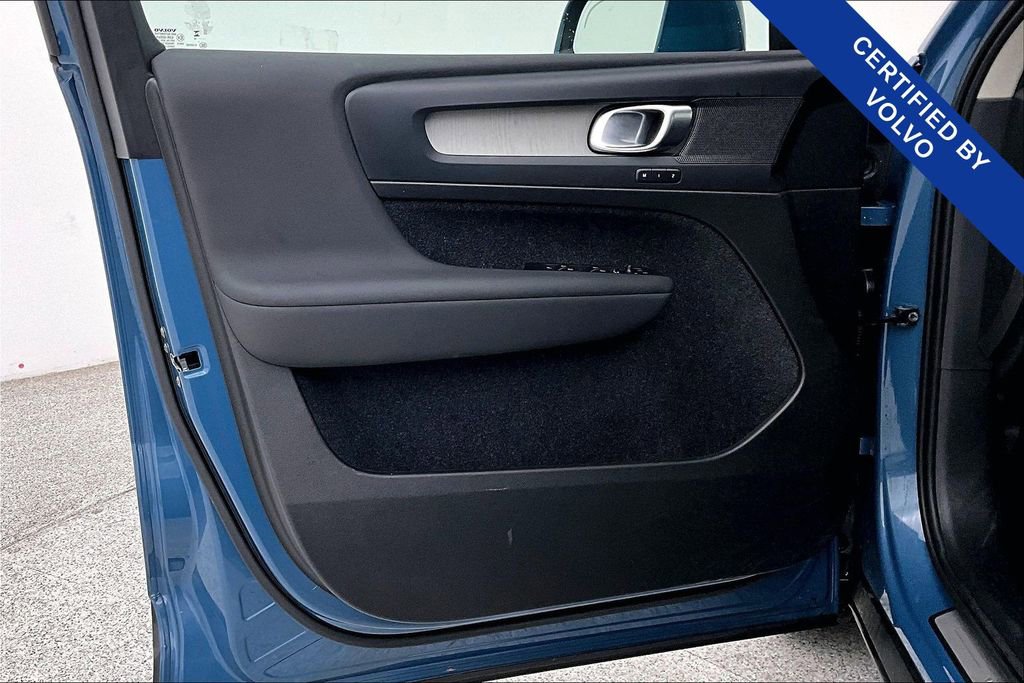 Used 2025 Volvo XC40 B5 Plus image 24