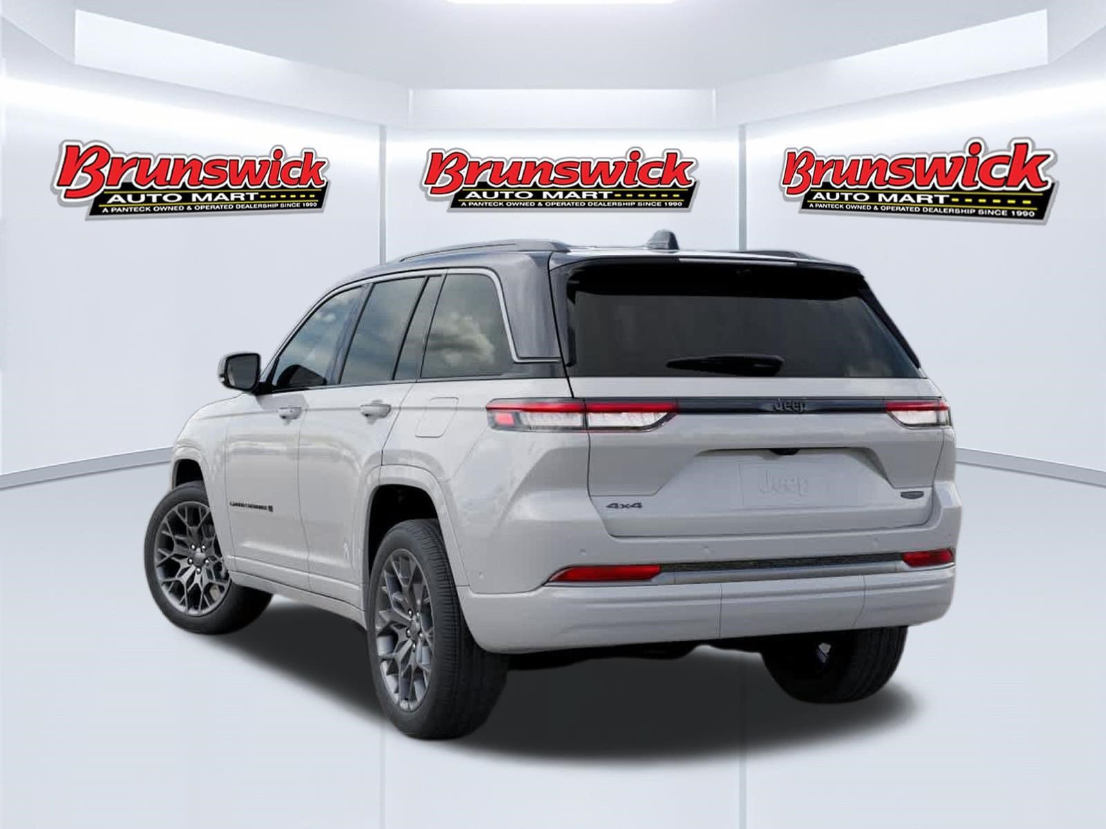 New 2026 Jeep Grand Cherokee Summit w/ Obsidian Package AWD/4WD image 3