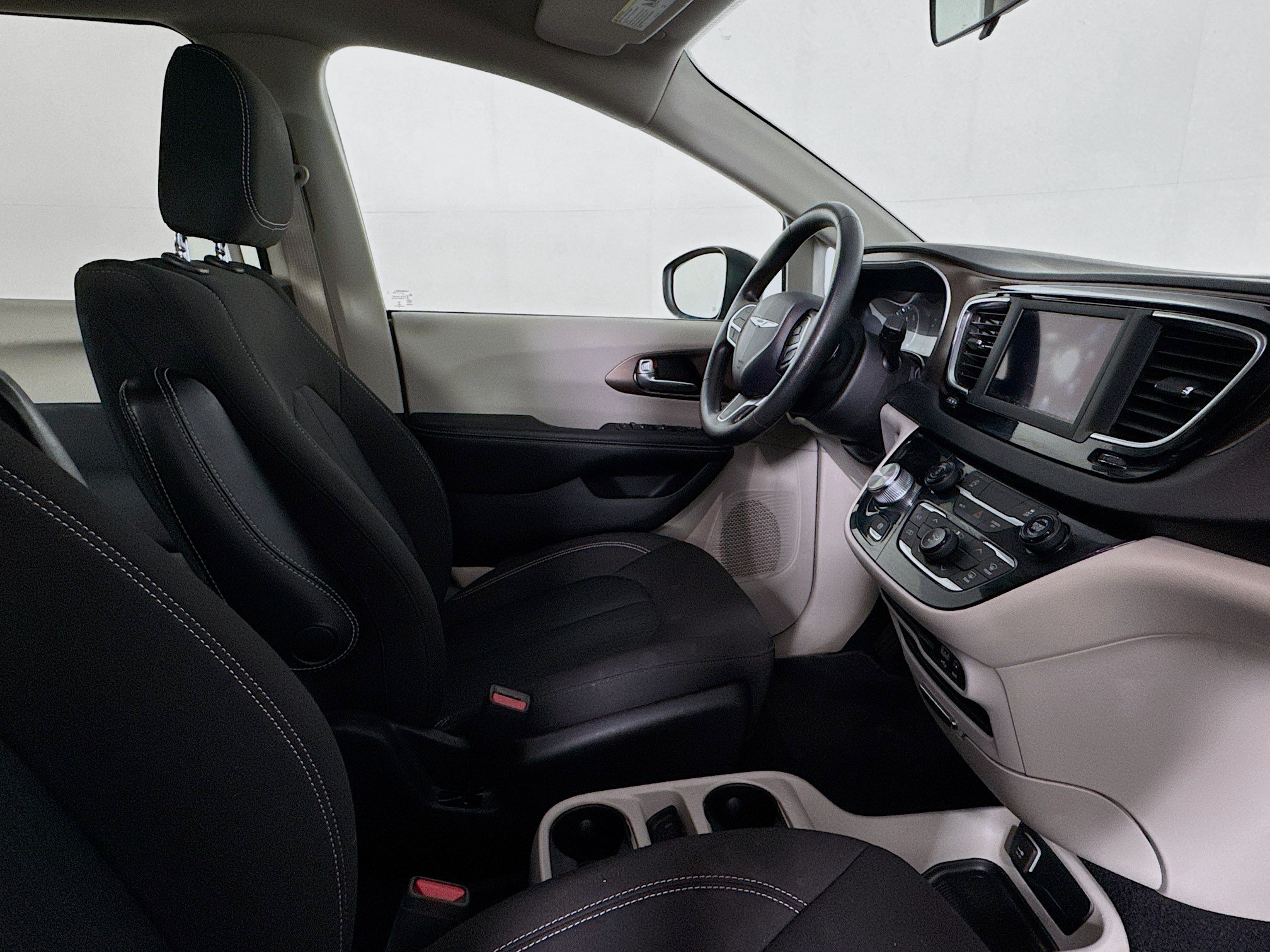 Used 2020 Chrysler Voyager LX FWD image 41