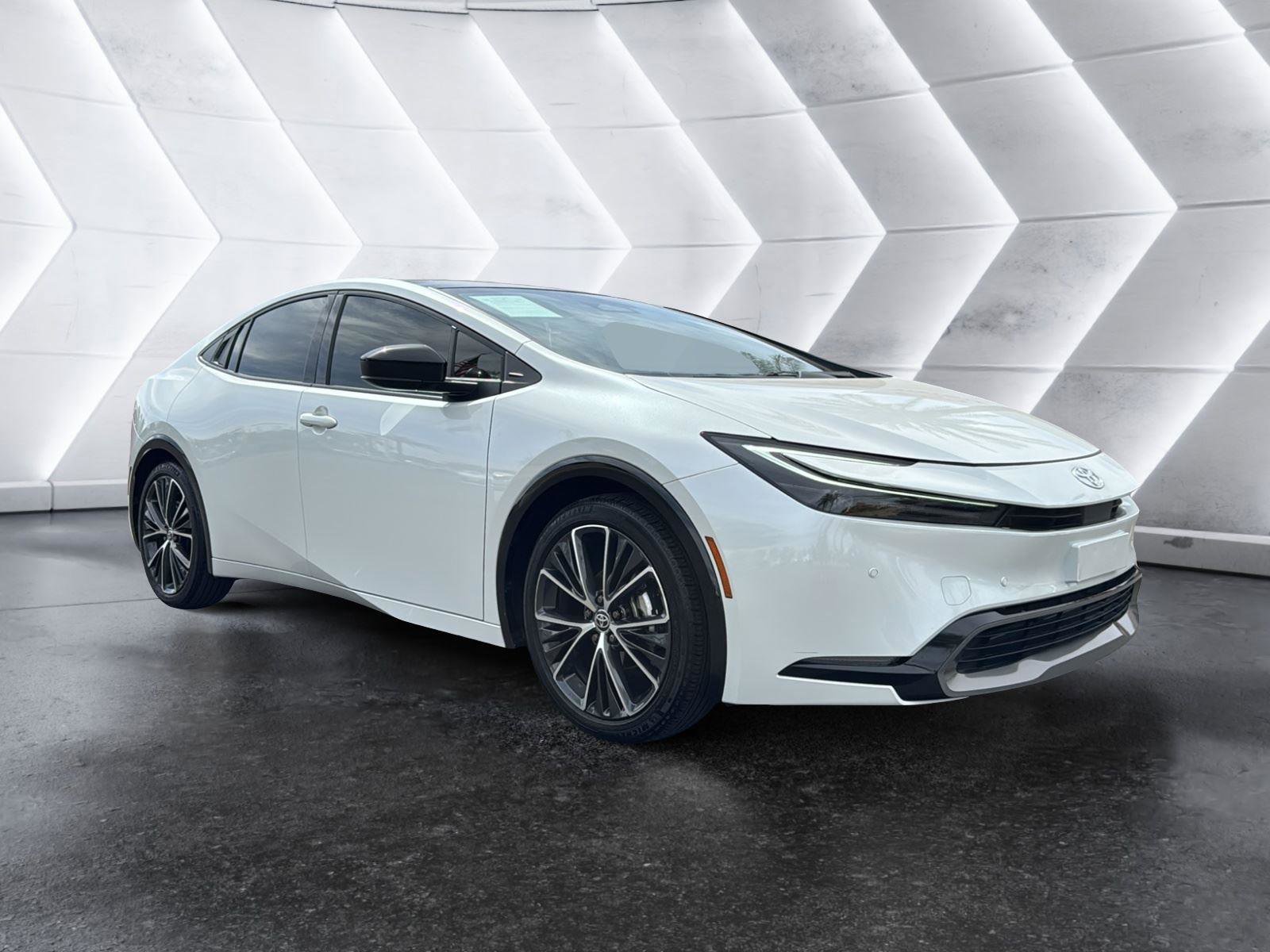 Used 2025 Toyota Prius XLE image 1