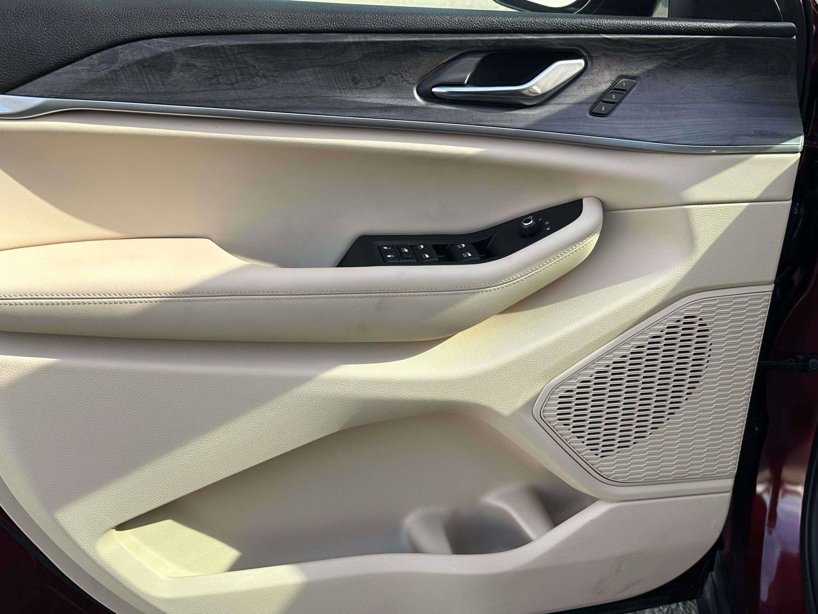 Used 2024 Jeep Grand Cherokee Limited w/ Luxury Tech Group II image 16