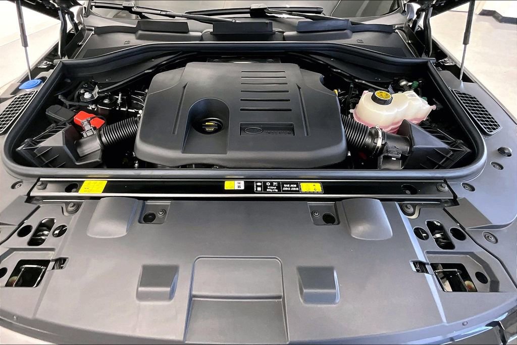 Used 2025 Land Rover Range Rover Sport SE image 9