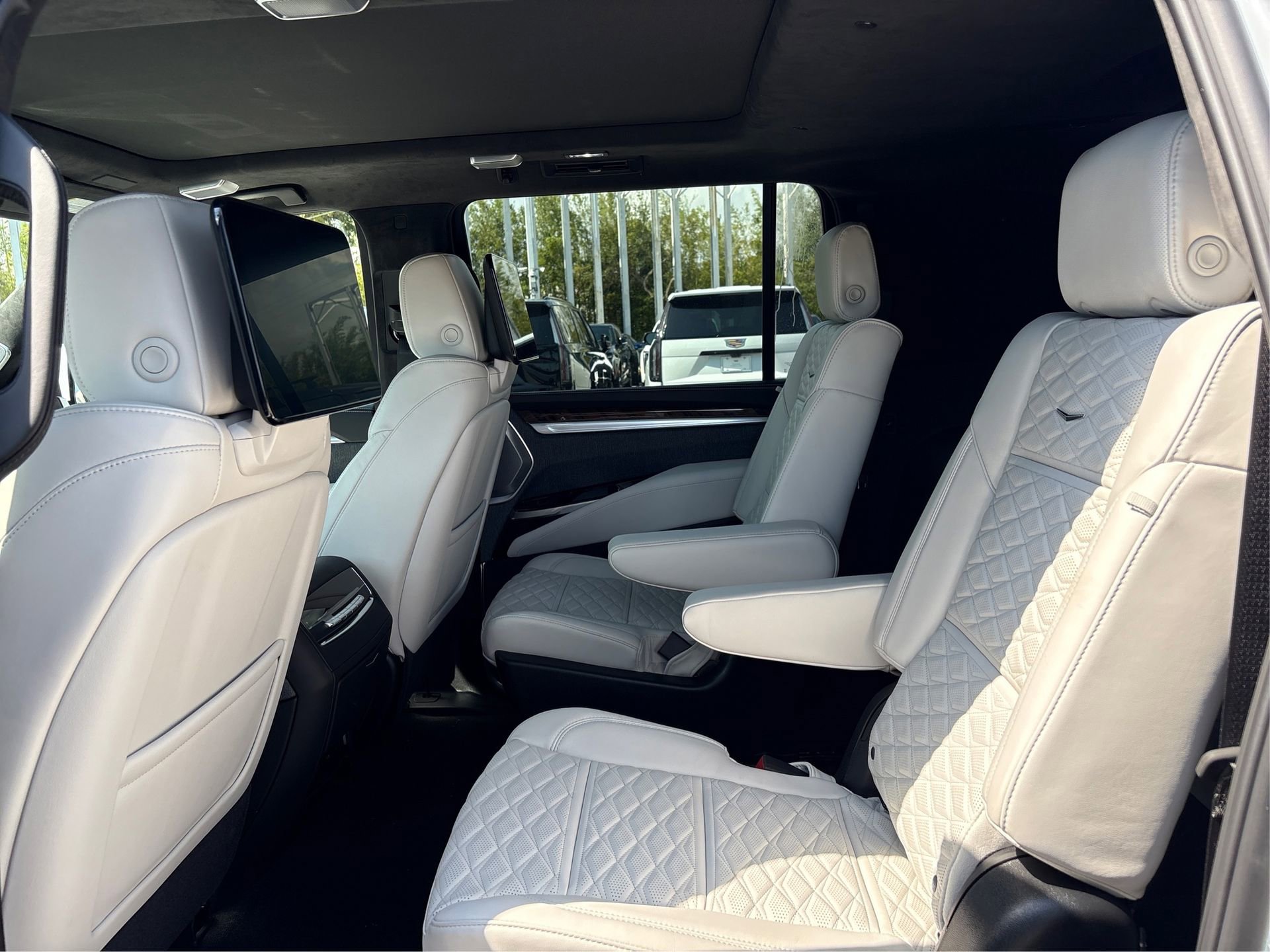 New 2026 Cadillac Escalade ESV Platinum Sport w/ LPO, ONYX Package image 10