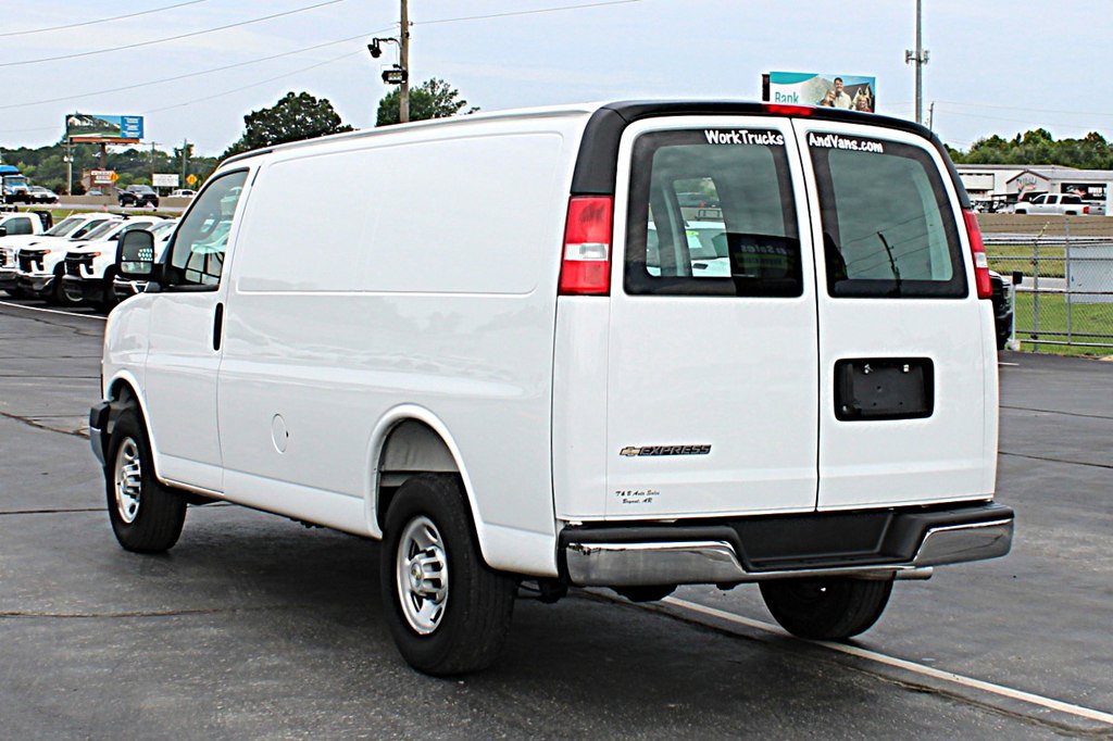 Used 2025 Chevrolet Express 2500 w/ Driver Convenience Package RWD image 4