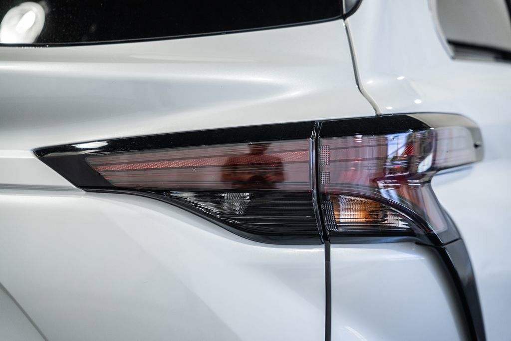 New 2026 Toyota Sienna XLE AWD/4WD image 6