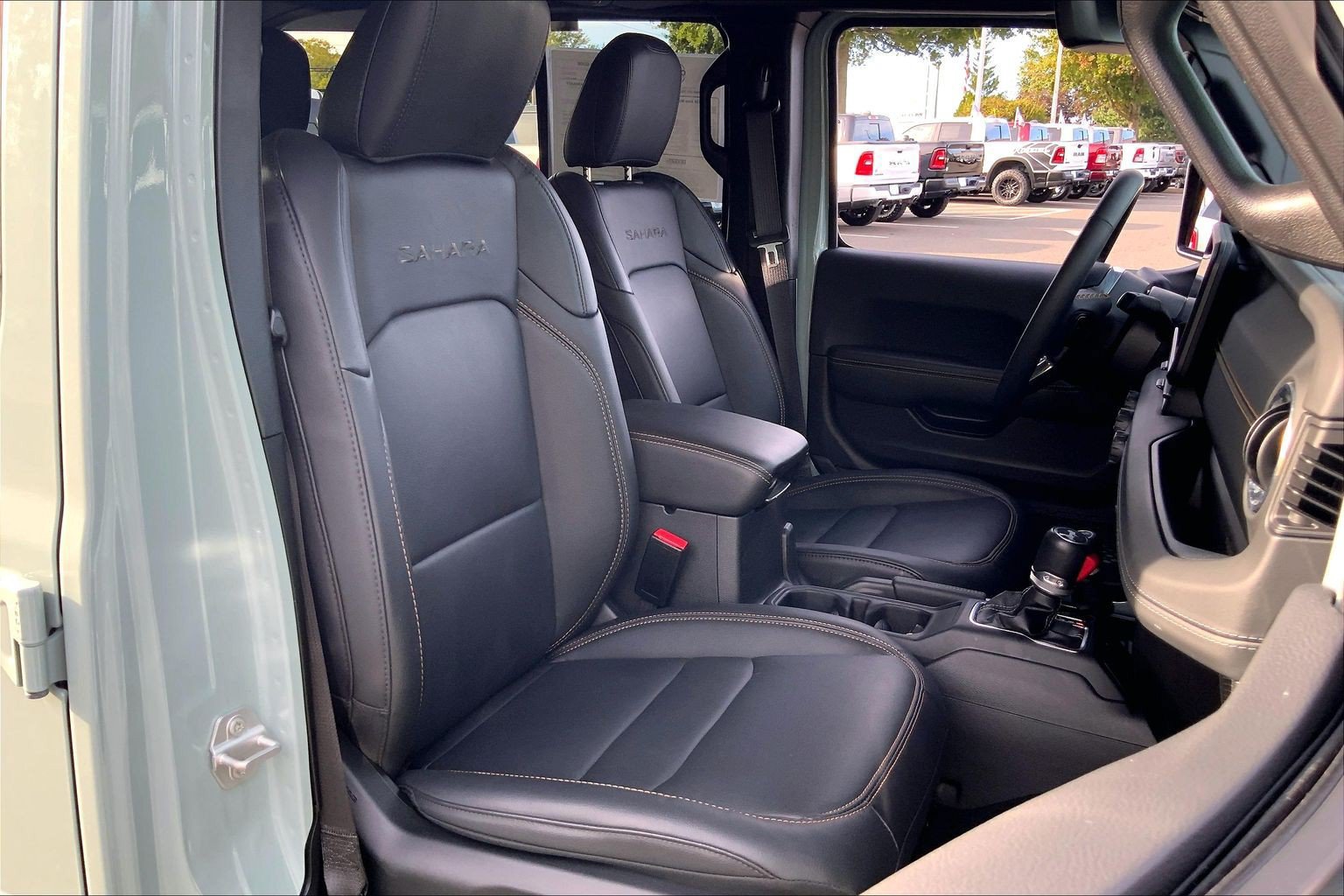 Used 2024 Jeep Wrangler Unlimited Sahara w/ Technology Group AWD/4WD image 7