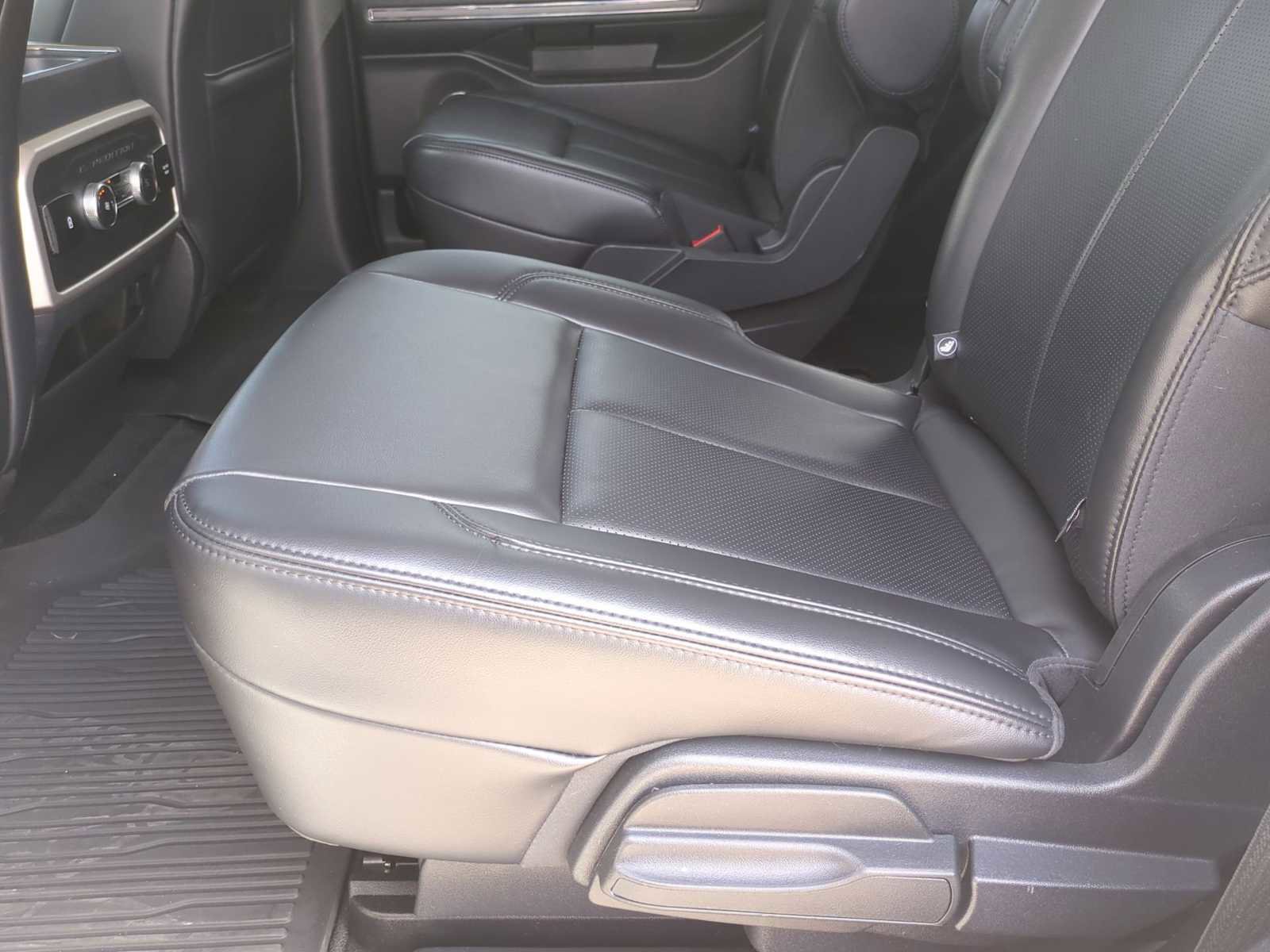 Used 2024 Ford Expedition XLT RWD image 25