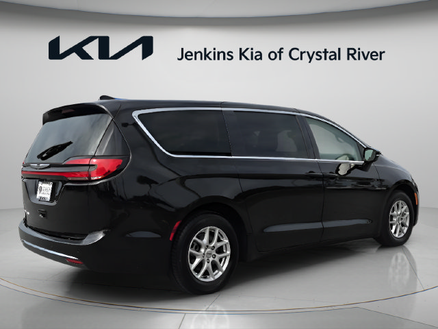 Used 2024 Chrysler Pacifica Touring-L FWD image 5
